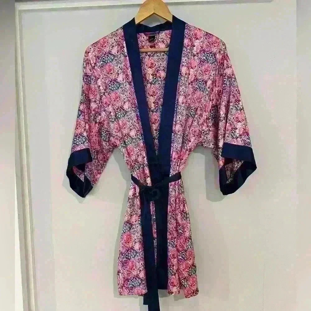 Victoria’s Secret‎ Robe with pockets and tie size small/medium
